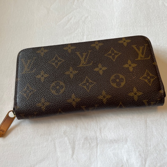 Louis Vuitton Monogram Zippy Wallet - Picture 15 of 16